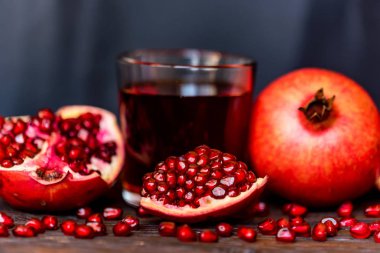 Olgun nar suyu masada cam ile