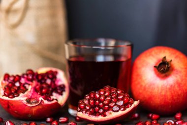 Olgun nar suyu masada cam ile