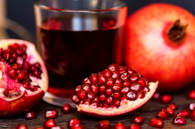 Olgun nar suyu masada cam ile