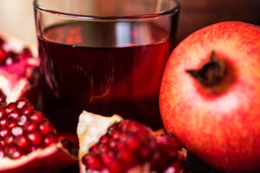 Olgun nar suyu masada cam ile