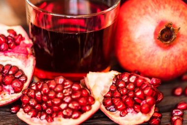 Olgun nar suyu masada cam ile