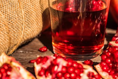 Olgun nar suyu masada cam ile