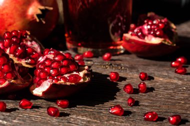 Olgun nar suyu masada cam ile