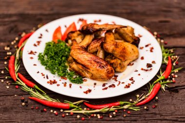 Baharat ve acı biber ile ızgara tavuk kanadı