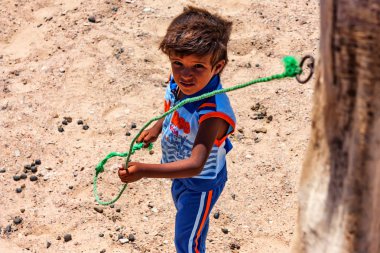 Dahab, Mısır - 26 Ağustos 2010: Mısır genç tanımlanamayan Bedevi çocuk