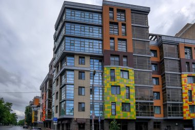 Kazan, Rusya - 5 Haziran 2016: Modern binada Kazan caddelerinden, Rusya Federasyonu