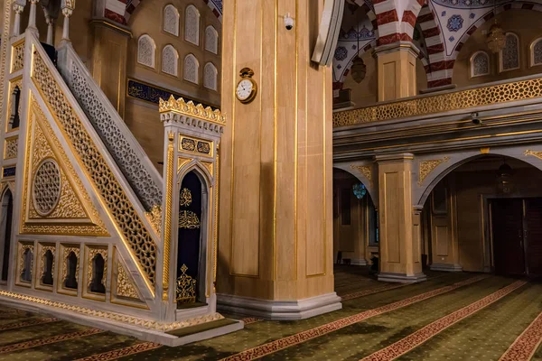 Grozny, Rosja - zm. 9 lipca 2017: Wewnątrz Meczet Achmada Kadyrowa w Grozny, Rosja — Zdjęcie stockowe