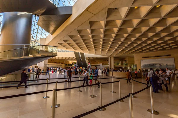 PARÍS, FRANCIA - 18 DE JUNIO DE 2014: Turistas no identificados dentro del Louvre en Francia — Foto de Stock