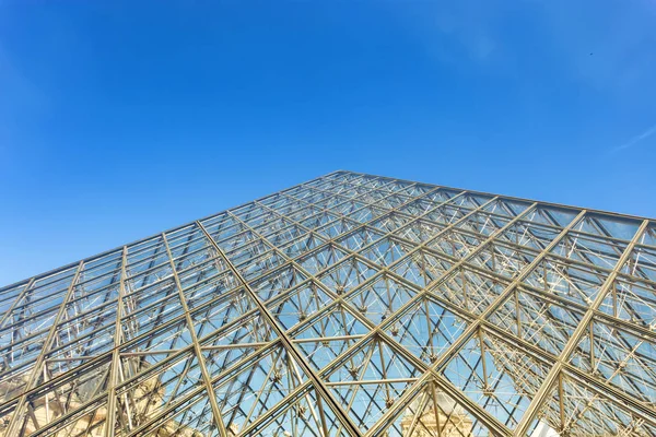 PARIS, FRANÇA - 18 DE JUNHO DE 2014: Pirâmide do Louvre em França — Fotografia de Stock