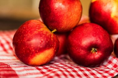 Bütün Konfit Kırmızı elma ekose desenli masa örtüsü üzerinde kapatın