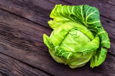 Ahşap yüzey kafasına yeşil taze lahana