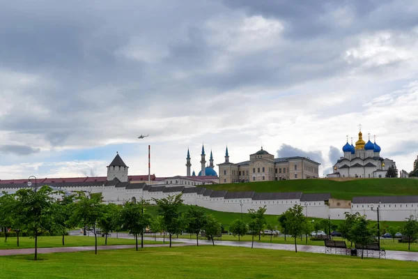 Mauer des Kreml in Kasan mit Moschee und Kirche — Stockfoto