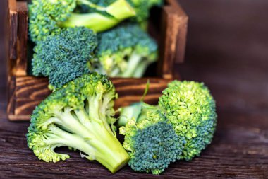 Tahta yüzeydeki tahta kutuda taze brokoli.