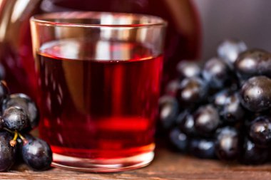 Cam ve üzüm kırmızı üzüm suyu kapatın