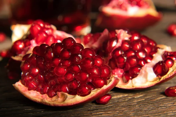 Pieces of ripe pomegranate close — Stock Photo, Image