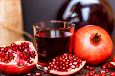 Olgun nar suyu masada cam ile