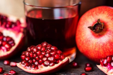 Olgun nar suyu masada cam ile
