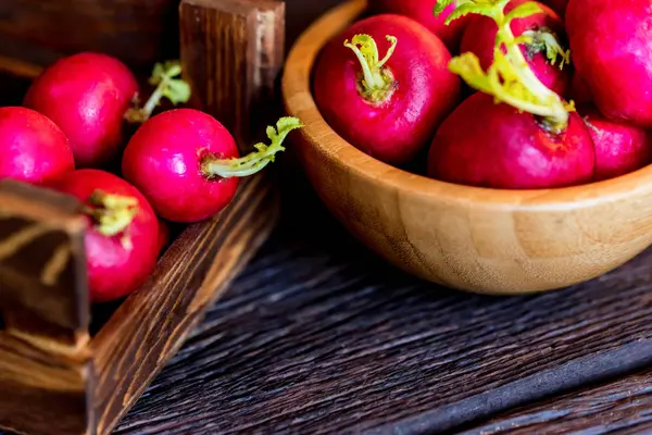 Färska röda rädisor i trälåda Stäng — Stockfoto