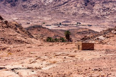 Eski taş çölde Sina Yarımadası üzerinde bina