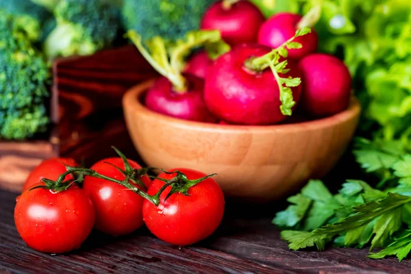 Verdure fresche di stagione su superficie di legno — Foto Stock