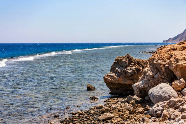 Mooie lege kust van de rode zee in Egypte — Stockfoto