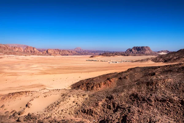 Distant houses in desert on Sinai peninsula — Stock Photo, Image