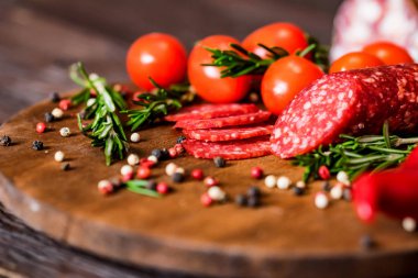 Domates ve biber ile lezzetli salam kapatın