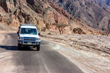Dahab, Mısır - 26 Ağustos 2010: Dahab, Mısır yakınlarında çölde jeep turist.