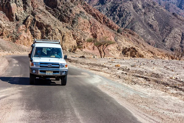 DAHAB, EGYPT - AUGUST 26, 2010: Tourists in jeep in desert near Dahab, Egypt. — Stock Photo, Image