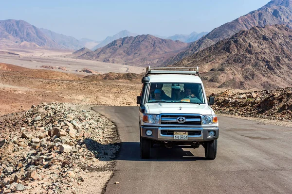 DAHAB, EGITTO - 26 AGOSTO 2010: Turisti in jeep nel deserto vicino a Dahab, Egitto . — Foto Stock