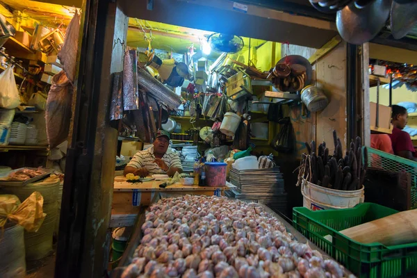 Higuey, Dominik Cumhuriyeti - 1 Kasım 2015: satıcı Higuey yerel pazarda — Stok fotoğraf