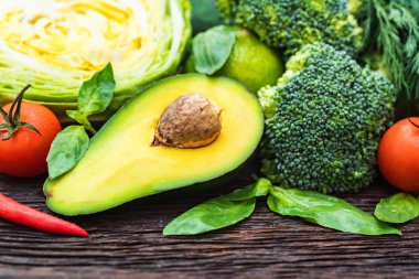 Taze sebze, kireç ve avokado yakın