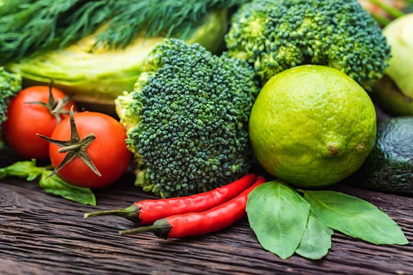 Färska grönsaker, dill och lime nära — Stockfoto