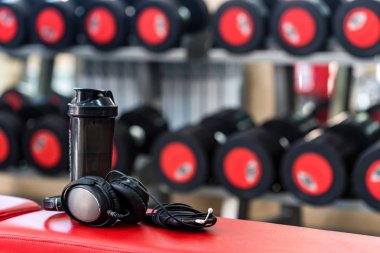 Plastik shaker ve Mp3 oyuncu içinde jimnastik salonu