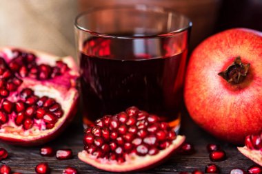 Olgun nar suyu masada cam ile