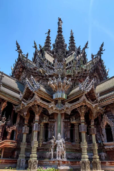 Wunderschöne Schnitzereien im Heiligtum der Wahrheit, Thailand — Stockfoto