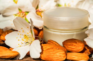Badem, yüz krem ve beyaz çiçekler