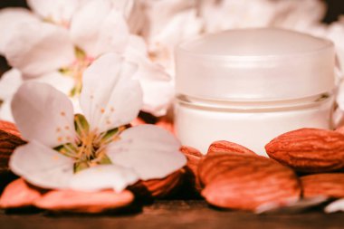 Badem, yüz krem ve beyaz çiçekler