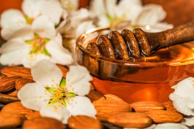 Bal badem, fındık ve beyaz çiçekler kapatın