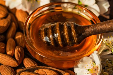 Bal badem, fındık ve beyaz çiçekler kapatın