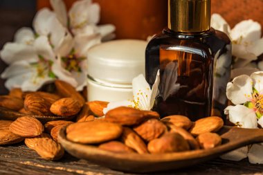 Badem, yağ, krem ve beyaz çiçekler yüz