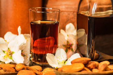 Amaretto likör, Kuru badem ve beyaz çiçekler