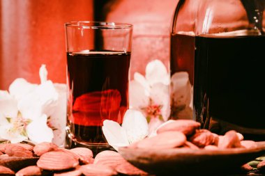 Amaretto likör, Kuru badem ve beyaz çiçekler