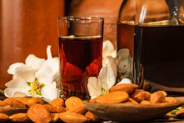 Amaretto likör, Kuru badem ve beyaz çiçekler