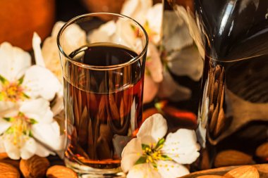 Amaretto likör, Kuru badem ve beyaz çiçekler