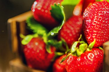 Ahşap kutusunda yakın yaprakları ile taze çilek