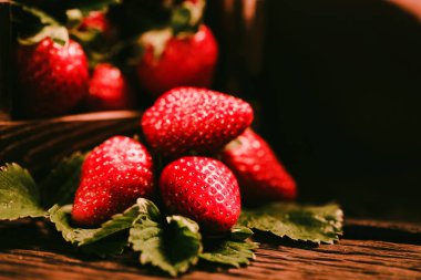 Ahşap kutusunda yakın yaprakları ile taze çilek