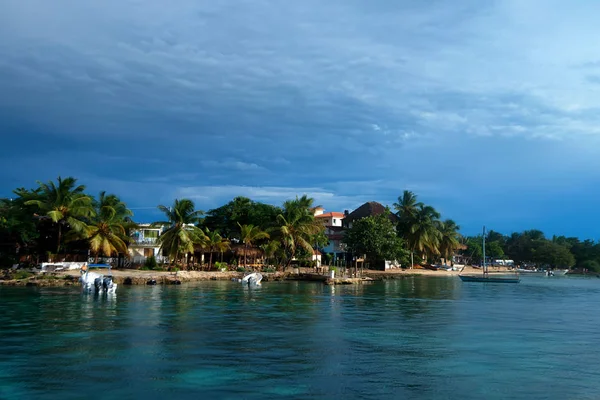 물에서 호텔 보기 Saona 섬 해안 — 스톡 사진