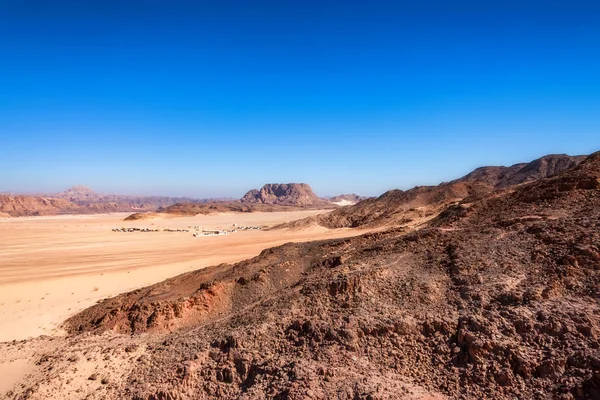 Distant houses in desert on Sinai peninsula — Stock Photo, Image