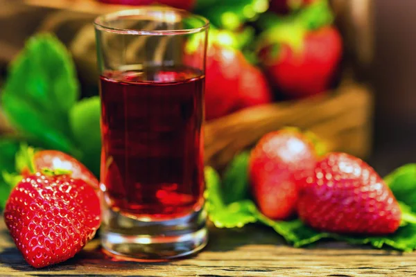 Fresh strawberries in wooden box and liqueur close — Stock Photo, Image